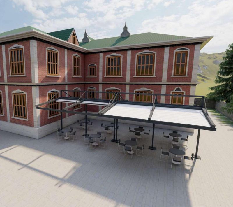 Geniş bina avlusundaki masaları örten, ortadan askılarla desteklenen çift açılır pergola görselleştirmesi