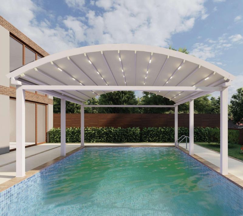 Yüzme havuzunun üzerinde kavisli raylara sahip beyaz pergola görselleştirmesi